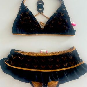 Betsey Johnson black and nude ruffle embellished metal charm. Size L